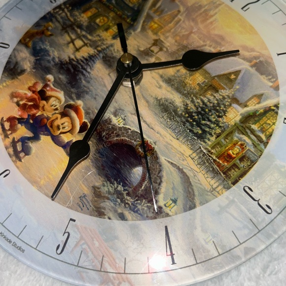 Thomas Kinkade 2016 Disney Mickey & Minnie Sweetheart Holiday Glass Wall Clock - Picture 5 of 5